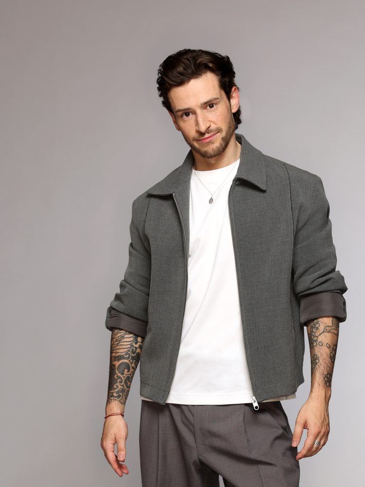 Adrien Caby, danseur professionnel, en veste kaki, portrait studio