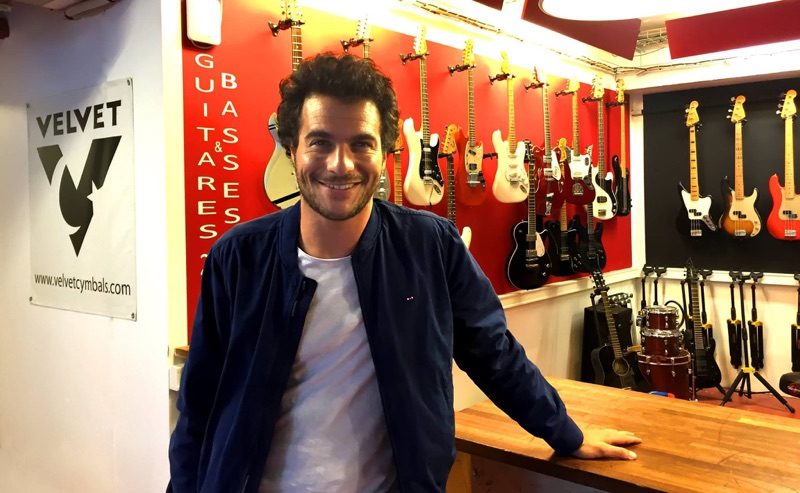 Amir, chanteur, souriant