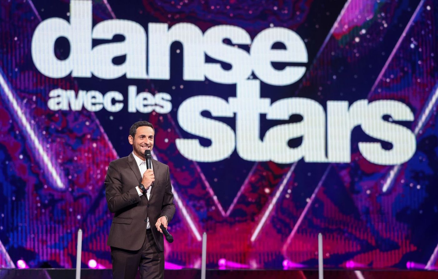 Camille Combal, animateur, sur le plateau de Danse avec les stars