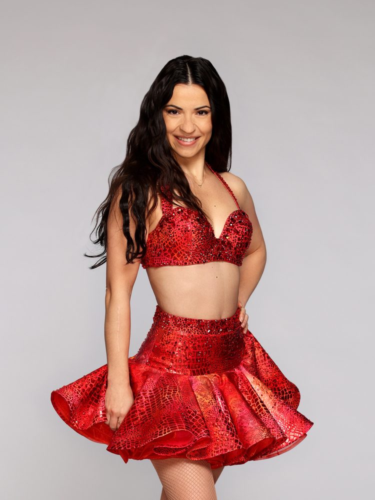 Denitsa Ikonomova, danseuse professionnelle, en robe de danse rouge, portrait studio