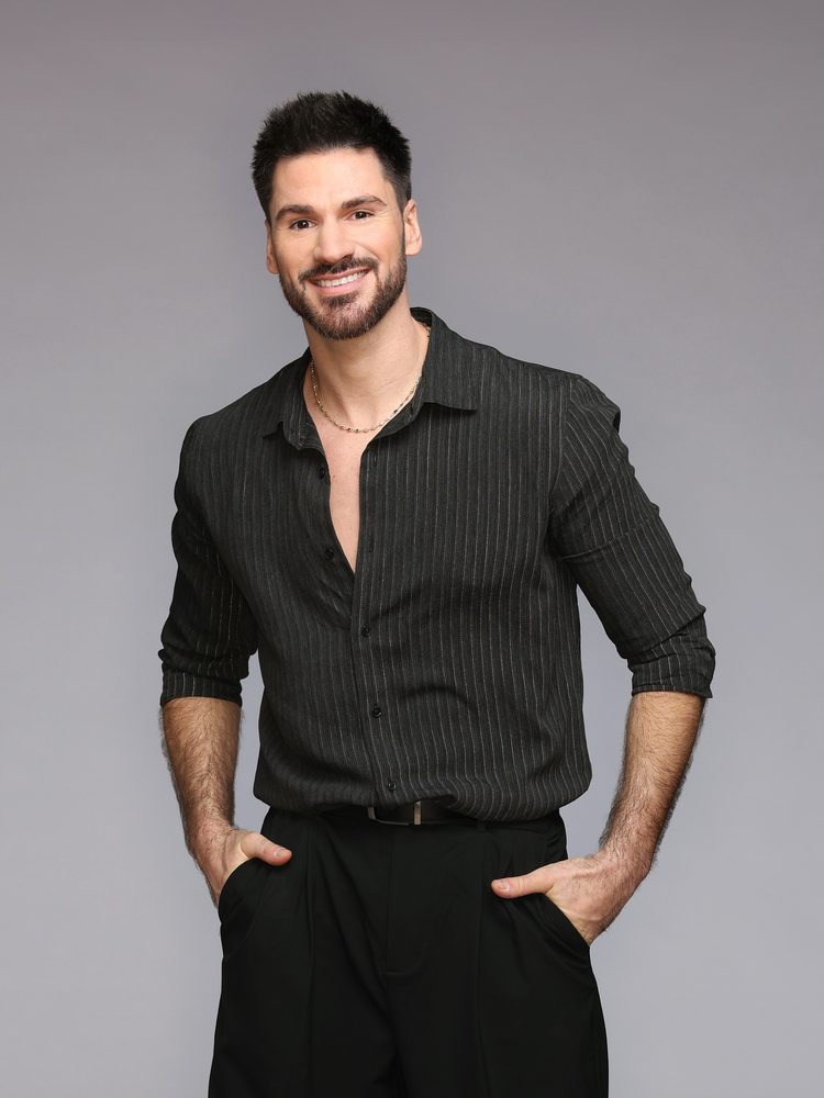 Jordan Mouillerac, danseur professionnel, en chemise noire rayée, portrait studio