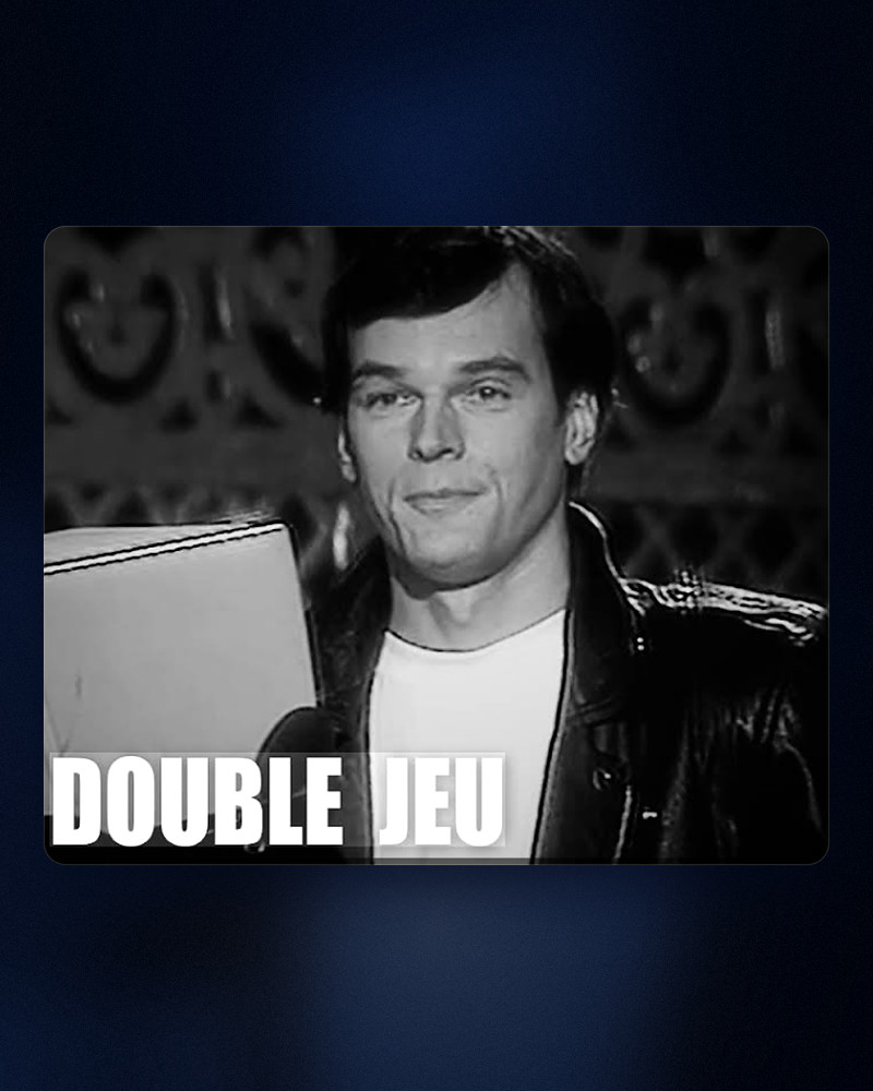 Photo en noir et blanc de Laurent Baffie portant son blouson Perfecto Schott en cuir noir sur le plateau de « Double Jeu »