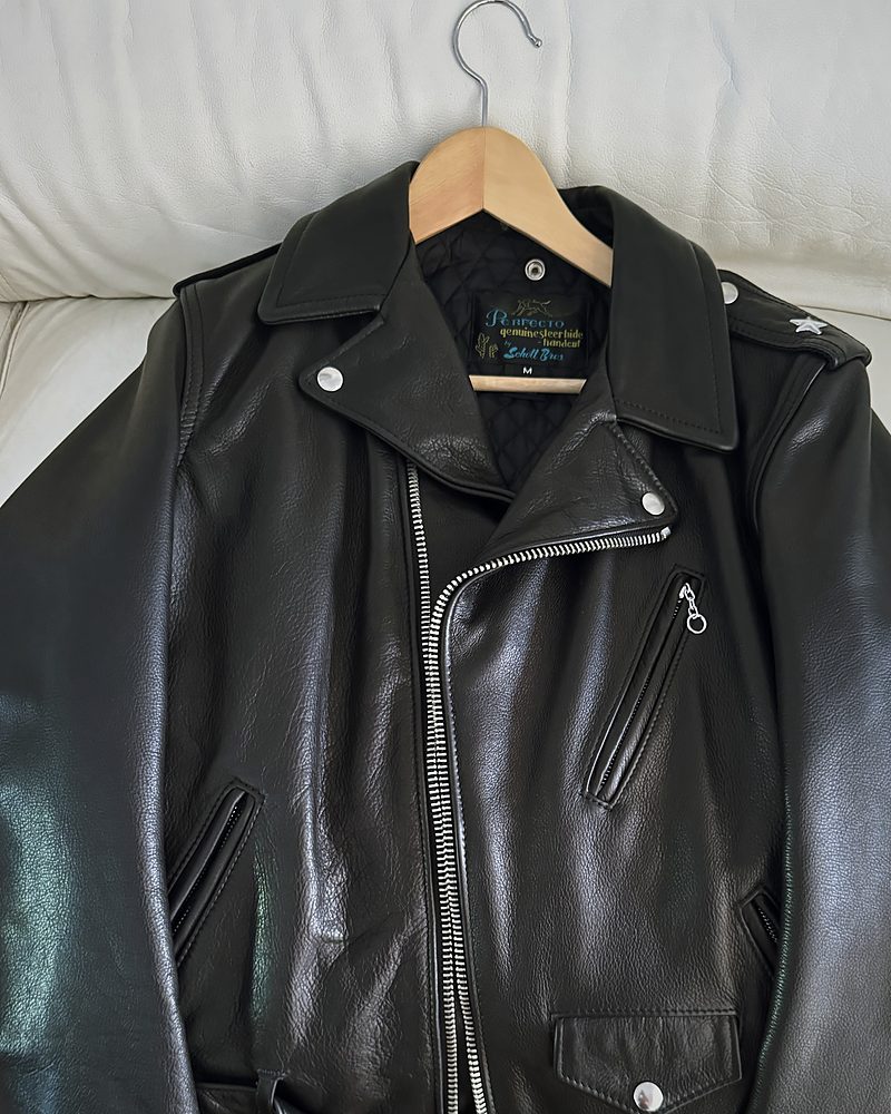 Le blouson Perfecto Schott noir de Laurent Baffie, présenté sur un cintre