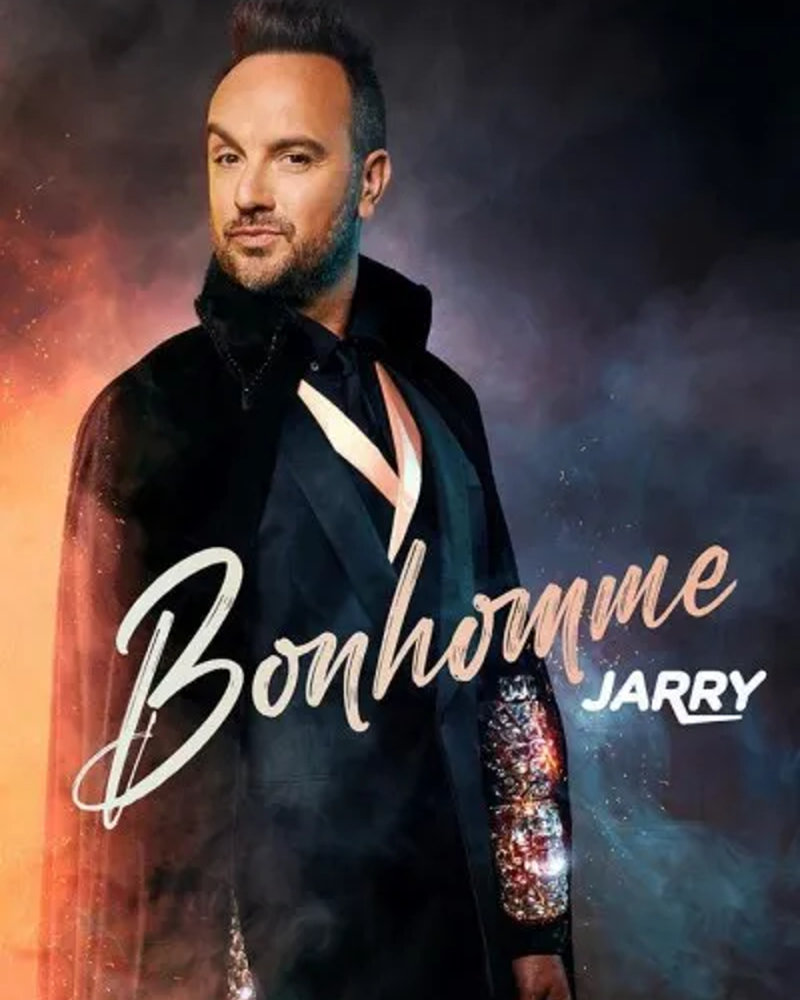 Affiche du spectacle « Bonhomme » de Jarry, en cape noire sur fond de fumée orangée et bleutée, lettrage doré du titre et signature JARRY