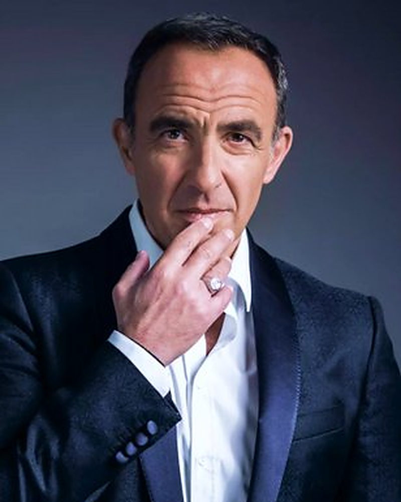 Nikos Aliagas, qui offre sa photographie « Danse millénaire » signée de sa main